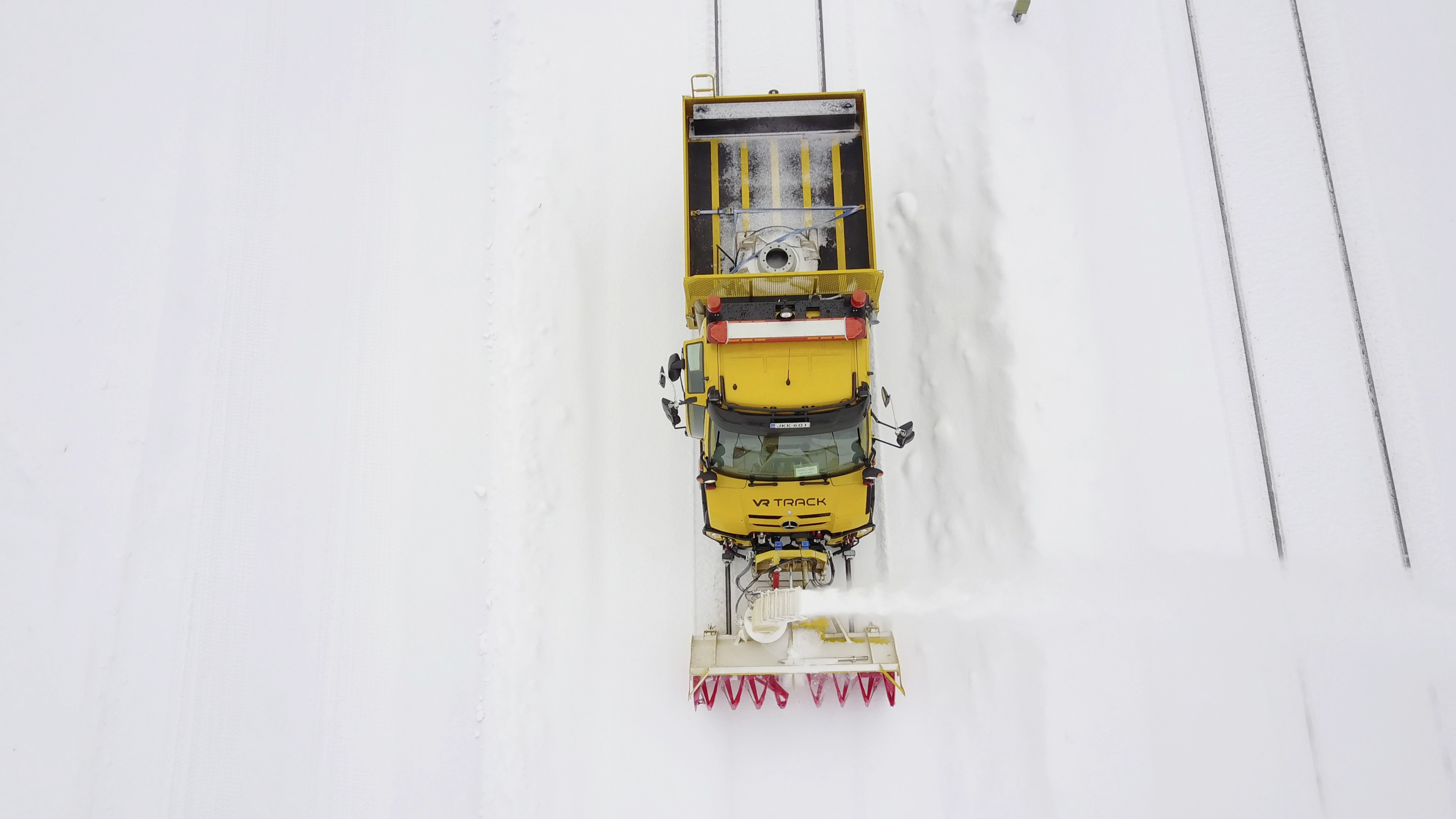 Unimog clearing the railway of snow, <i>Daimler AG</i>