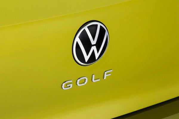 <p class="caption-title">2020 Volkswagen Golf</p>, <i>Volkswagen</i>