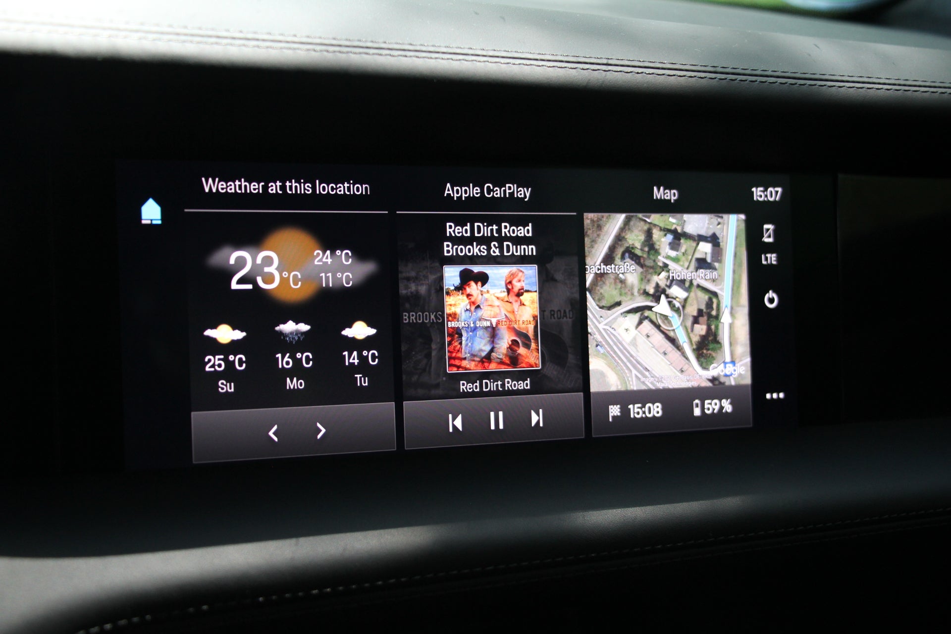 The passenger side screen can be divided up to show multiple functions at once. , <i>Stef Schrader</i>