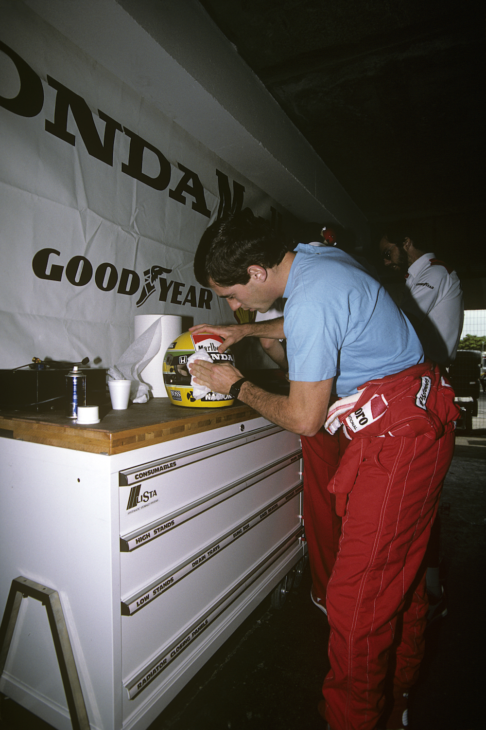 1988: Preparing his visor at the Grand Prix of France at Paul Ricard