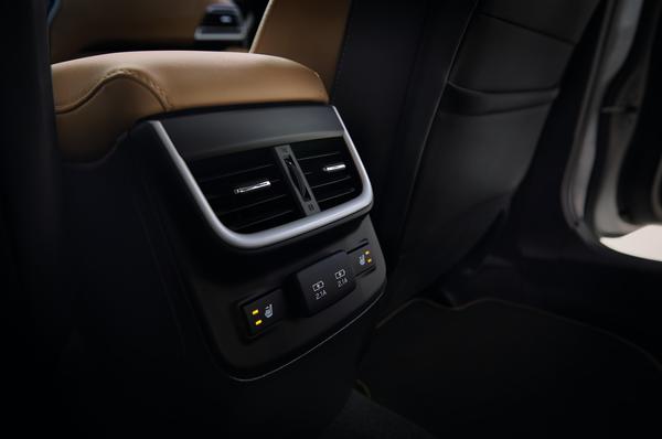 2020 Subaru Legacy Rear Seat Heaters and USB ports, <i>Subaru of America</i>
