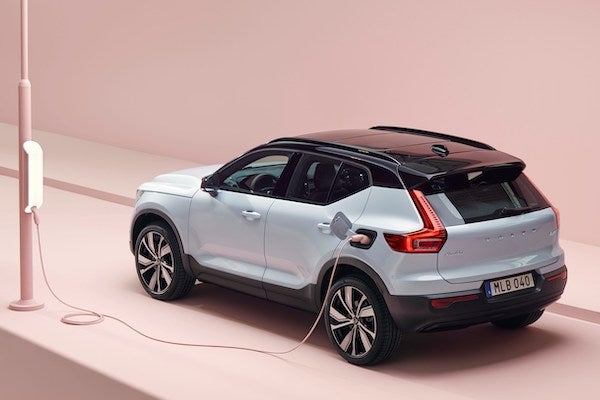 message-editor%2F1571250196311-259205_volvo_xc40_recharge_p8_awd_in_glacier_silver.jpg