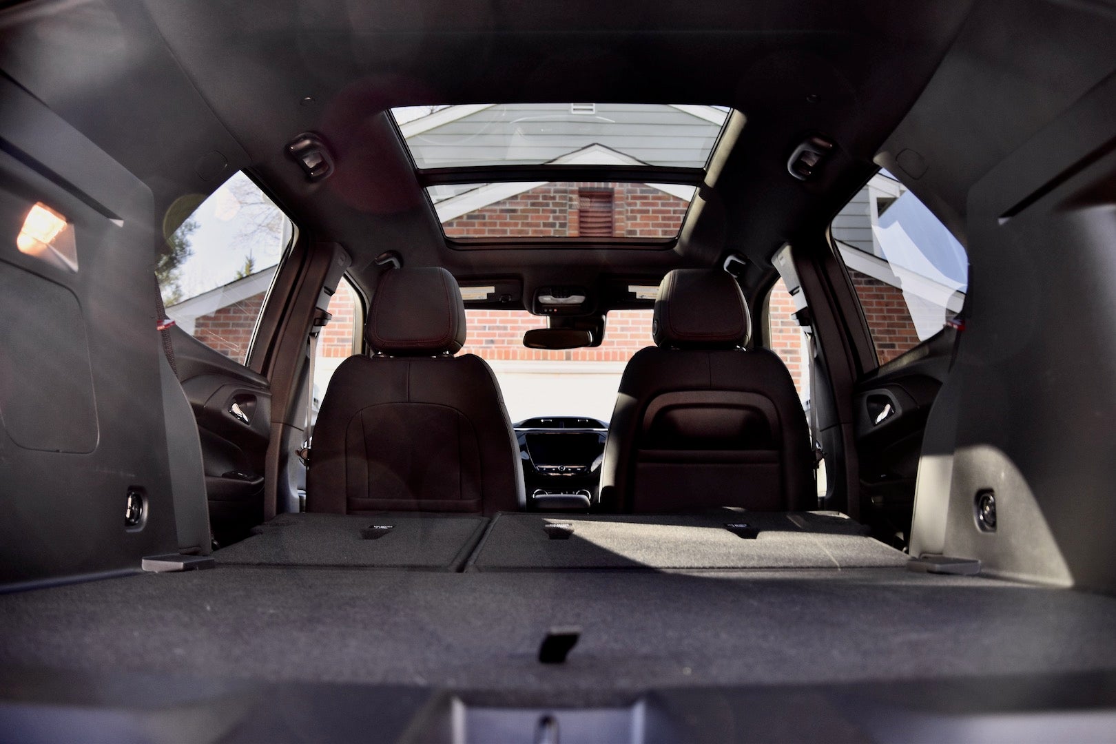 2021 Chevrolet Trailblazer RS AWD trunk view, <i>James Gilboy</i>