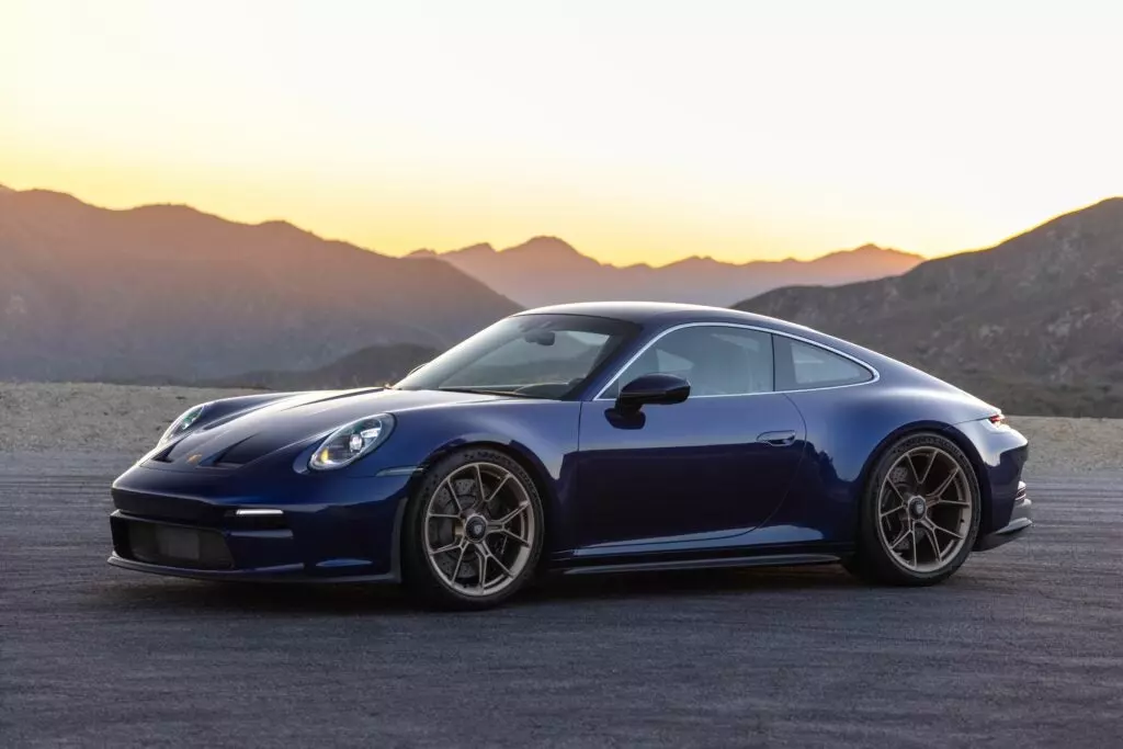 The 2022 Porsche 911 GT3 Touring Manual Transmission Driving Experience: An Expert Review Compilation