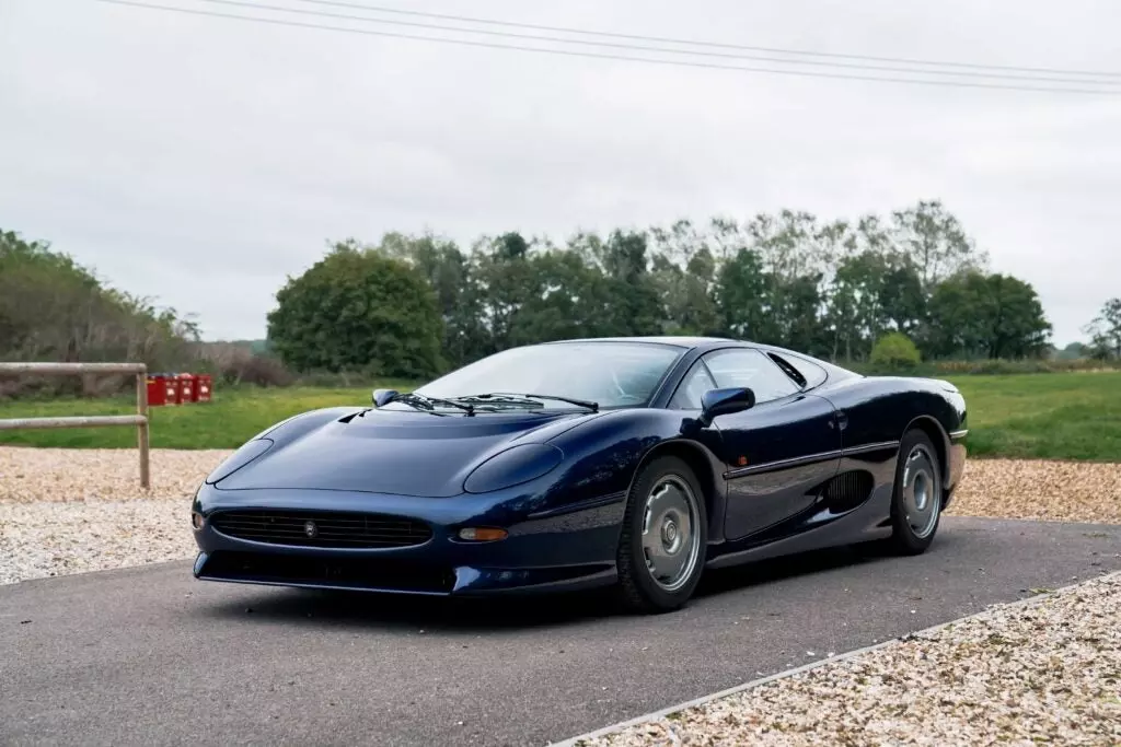 Let’s Try To Figure Out the Jaguar XJ220’s Best Angle