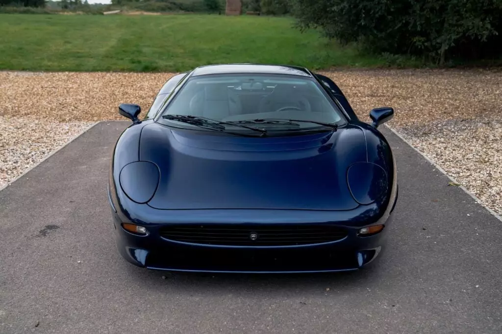 Let’s Try To Figure Out the Jaguar XJ220’s Best Angle