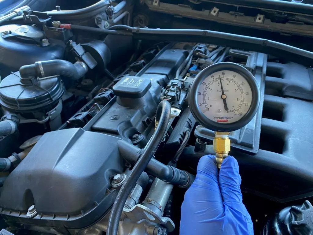 E46 BMW fuel pressure testing demonstration.