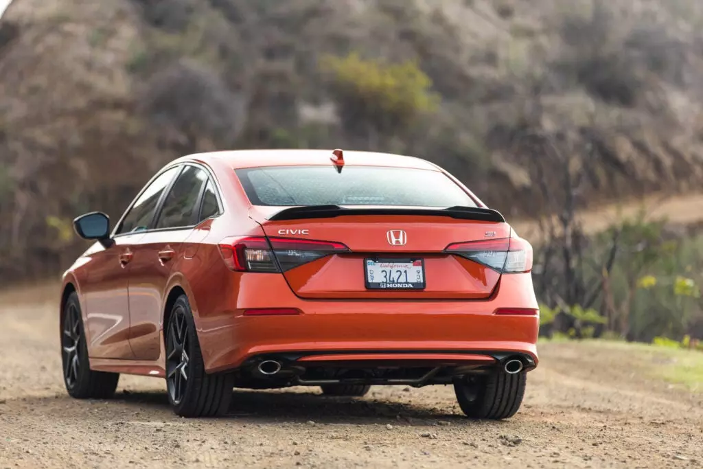 The 2022 Honda Civic Si Keeps the Left Foot Busy and the Right Brain Happy