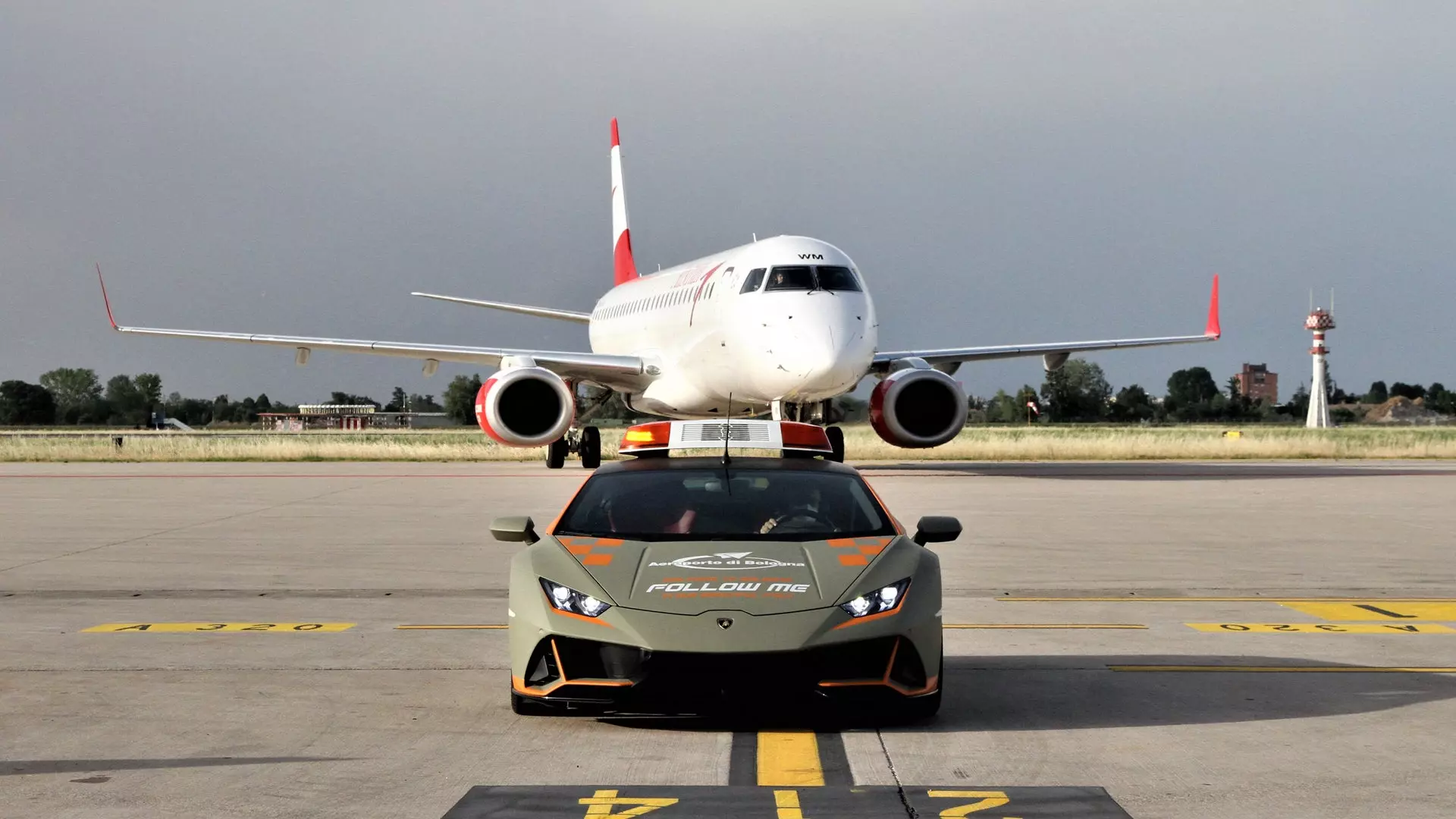 The Bologna Airport Has a Lamborghini Follow-Me Car | Autance