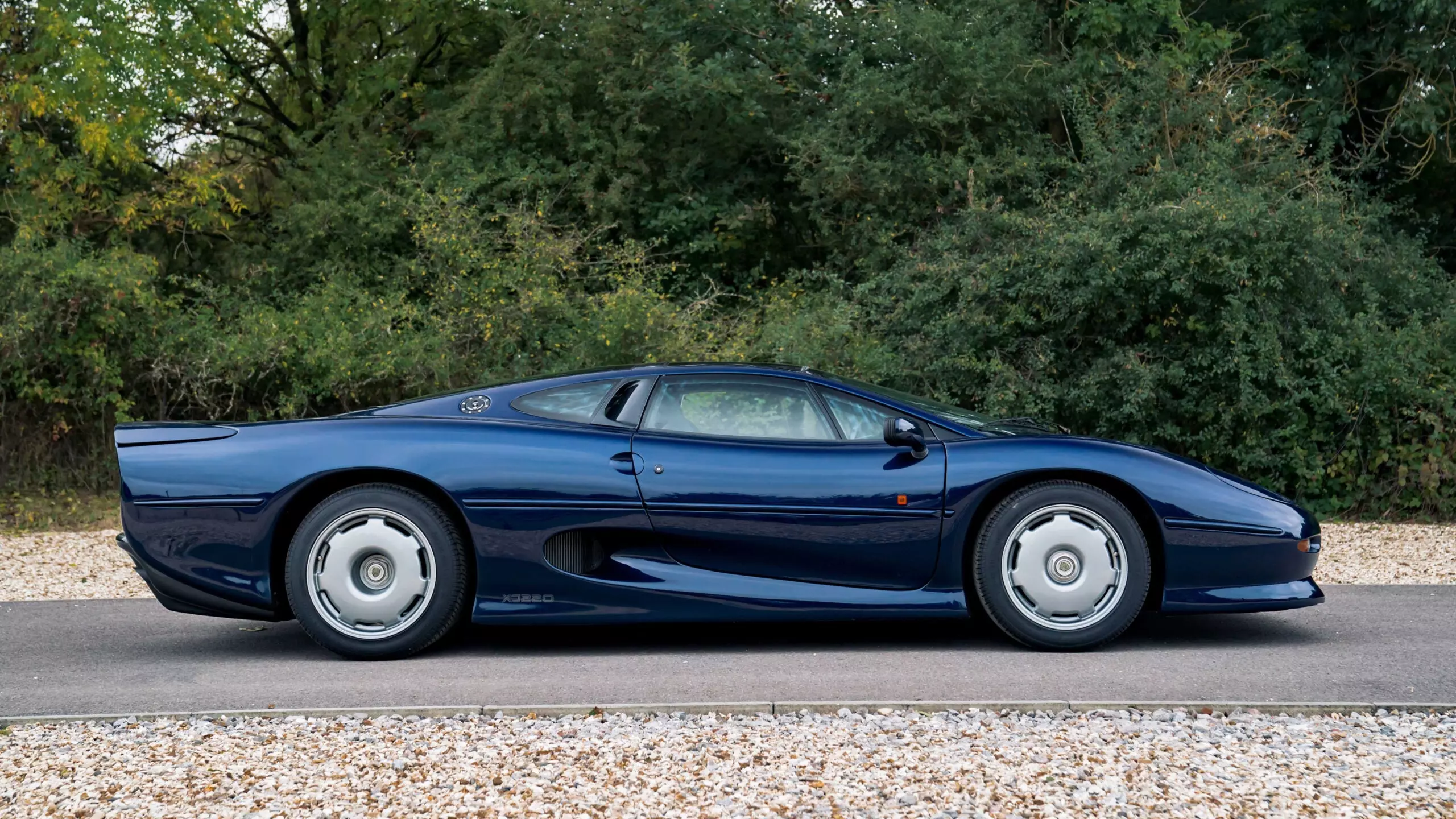 Let’s Try To Figure Out the Jaguar XJ220’s Best Angle | Autance