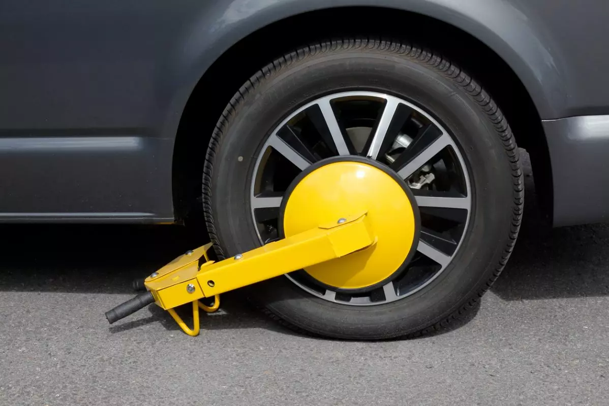 Wheel clamp