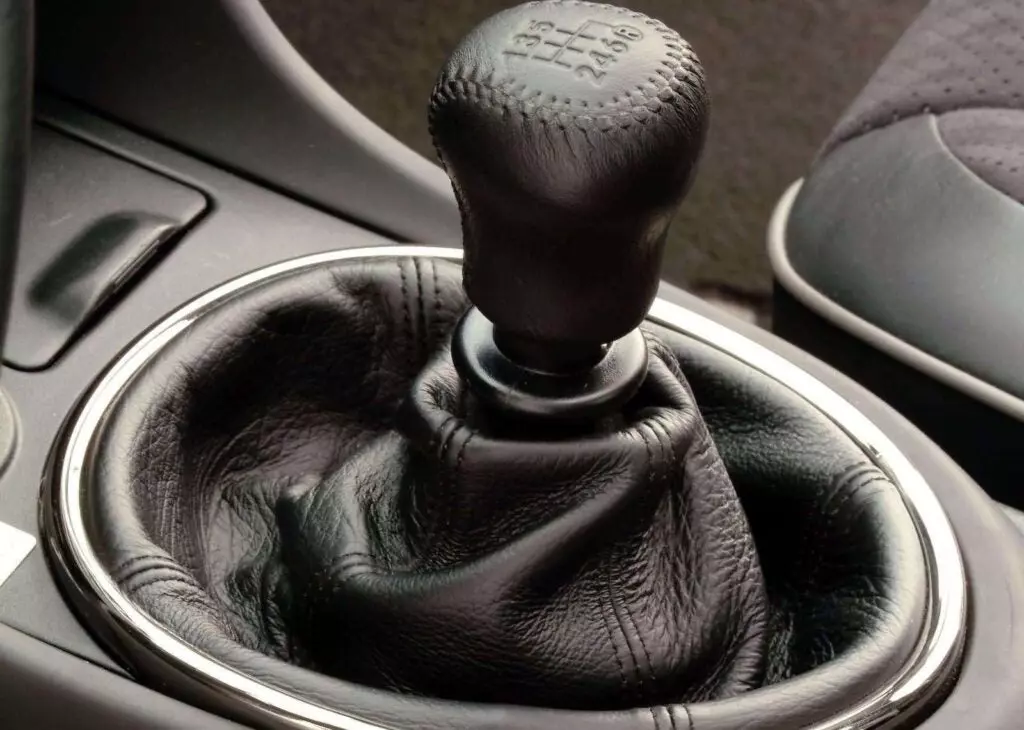 The IS 430's shift knob was a simple, black leather piece stitched somewhat like a baseball.