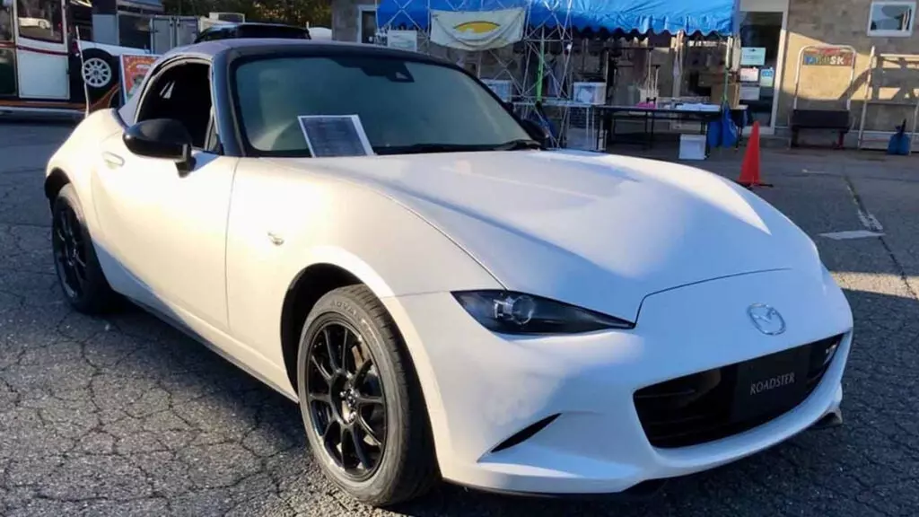 Mazda’s Already-Light Roadster Just Dropped a Weight Class in Japan