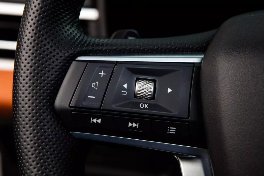 Mitsubishi Outlander steering wheel control detail.