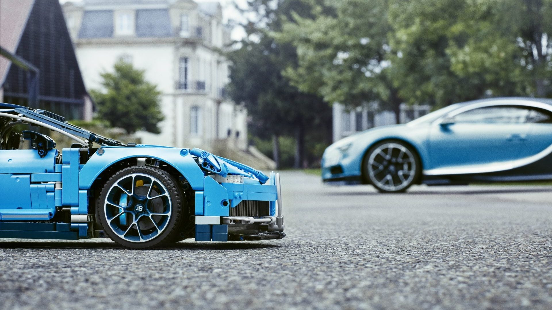 Watch This 3,599-Piece Lego Bugatti Chiron Assemble Itself