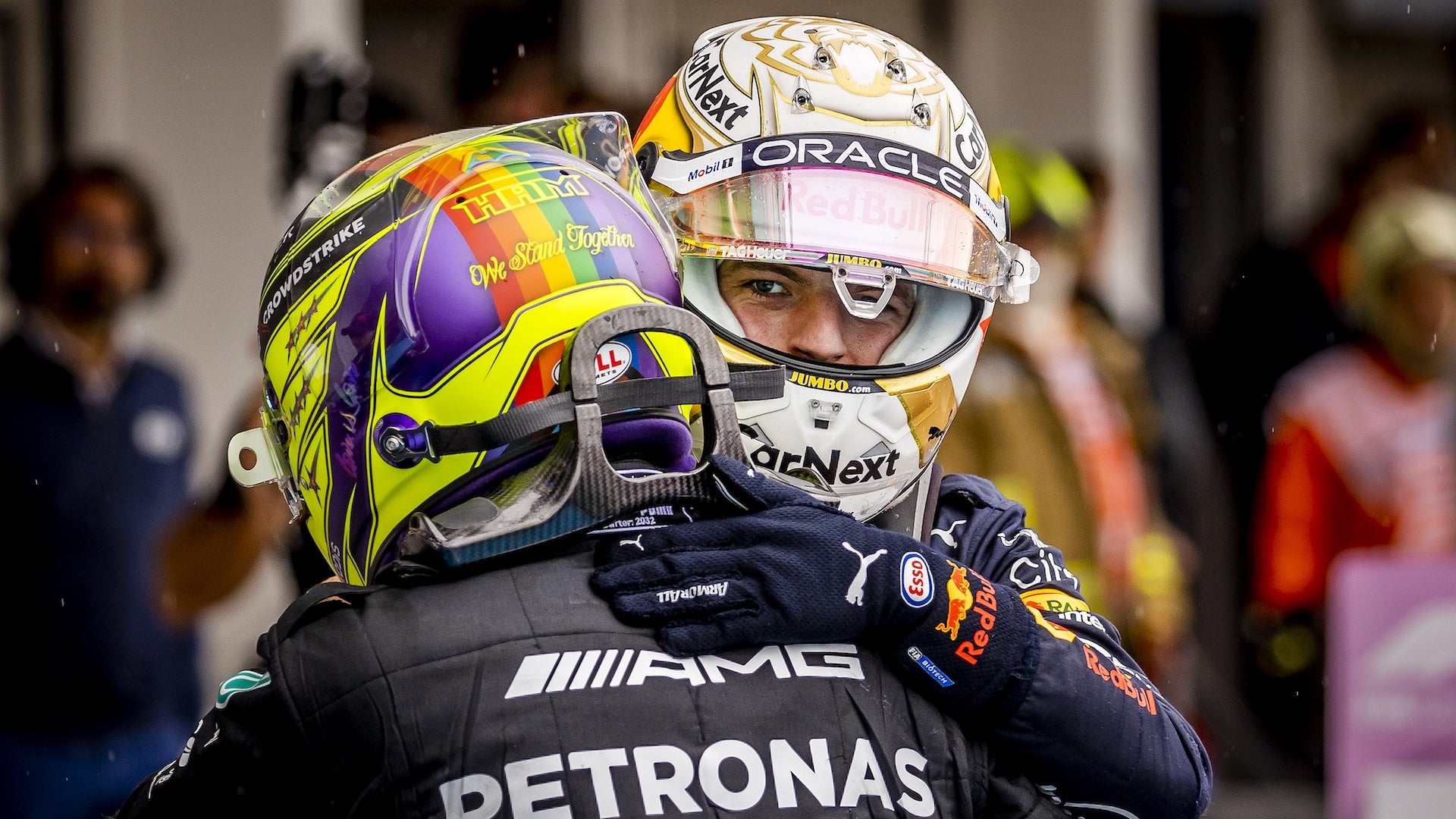 Red Bull’s Verstappen, Horner Say F1’s Gag Rule Turns Racers Into ‘Robots’