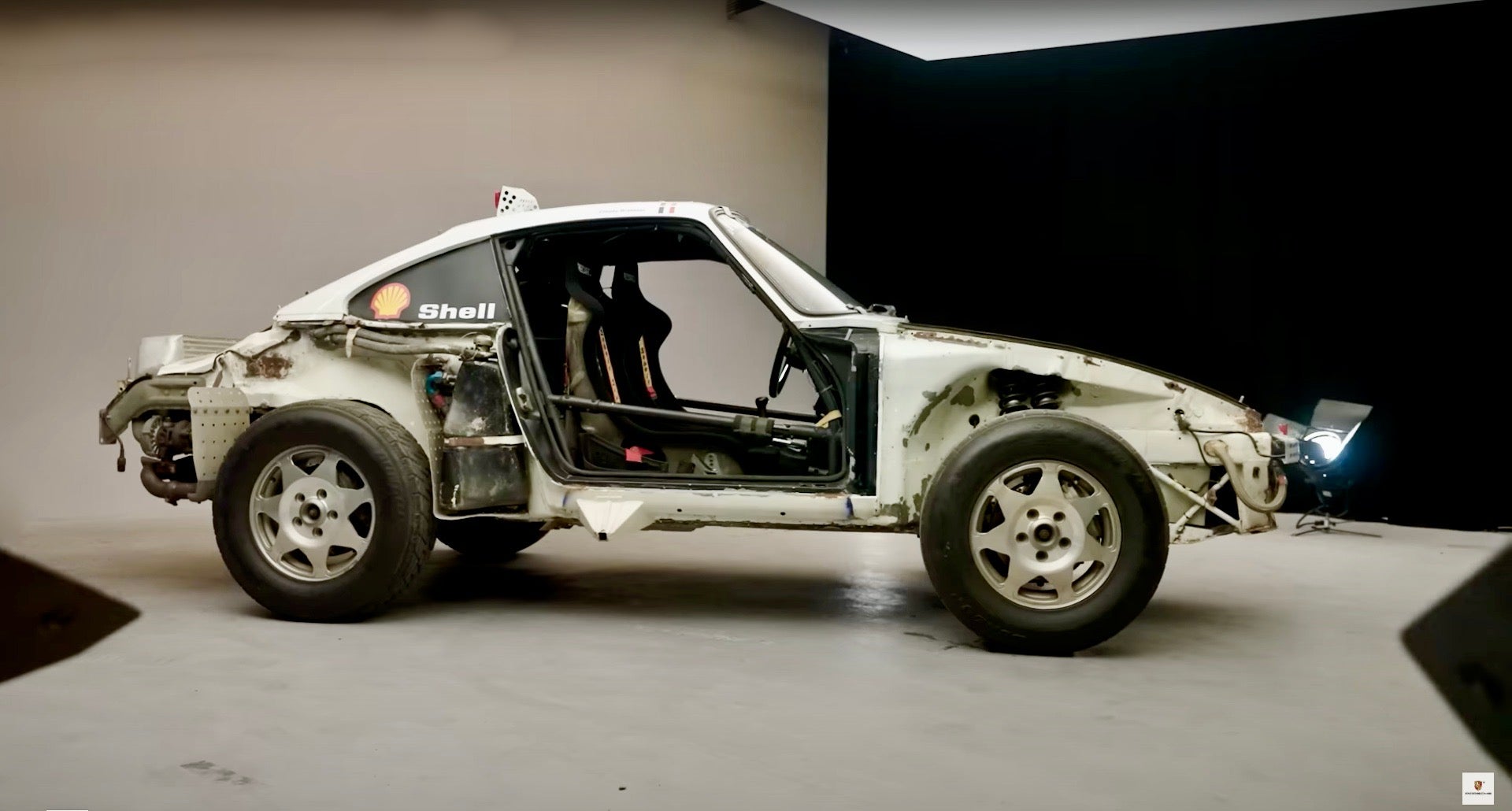 Watch a Porsche 959 Paris-Dakar Be Carefully Disassembled Before Restoration