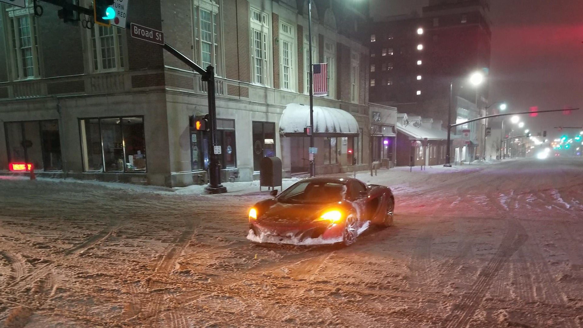 Driver Abandons McLaren 650S in Snowstorm, Refuses to Move Until Roads Are Clear
