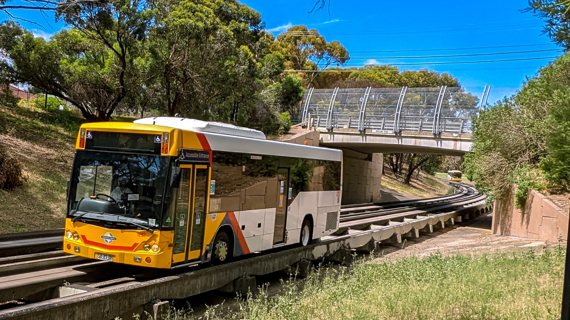 An Australian O-Bahn Mass Transit System Combines Buses, Trains, and Trams. Here’s How It Works